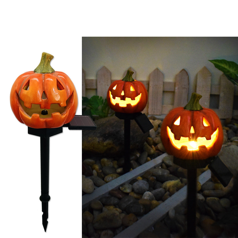 "Solar-powered outdoor Halloween pumpkin lamp for courtyard decoration, featuring a spooky design and festive lighting for Halloween."