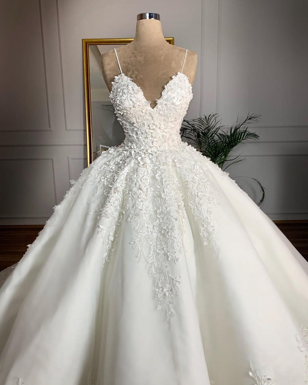 Deep V-Neck Sexy Lace Floor-Length Wedding Dress with a romantic and dignified design, perfect for a spring wedding banquet.