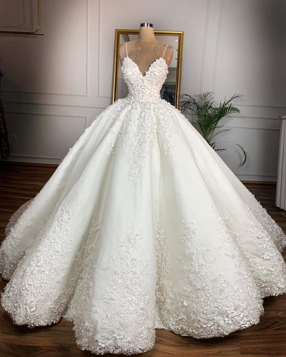 Deep V-Neck Sexy Lace Floor-Length Wedding Dress with a romantic and dignified design, perfect for a spring wedding banquet.