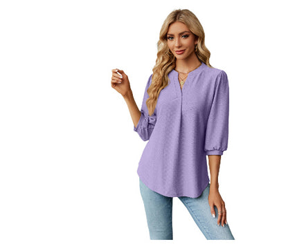 Women's solid color long sleeve top with lace collar and jacquard pattern. Loose-fitting T-shirt for a comfortable and stylish casual look.