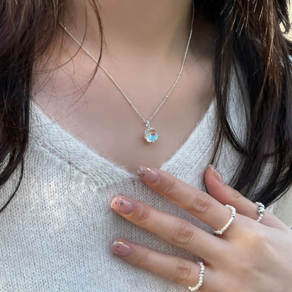 Elegant 925 silver necklace featuring a gradient moonstone