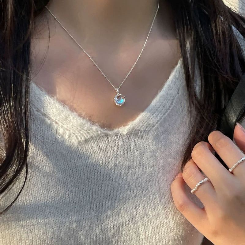 Elegant 925 silver necklace featuring a gradient moonstone