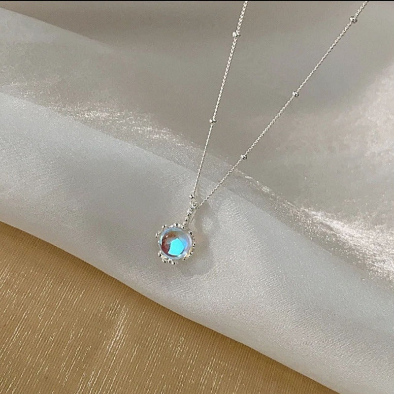 Elegant 925 silver necklace featuring a gradient moonstone