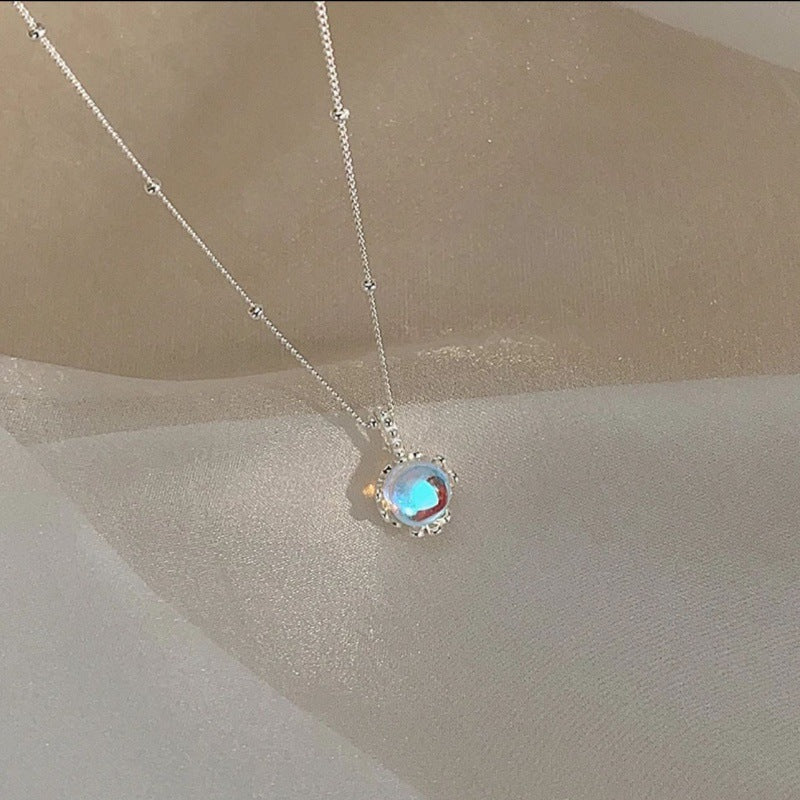 Elegant 925 silver necklace featuring a gradient moonstone