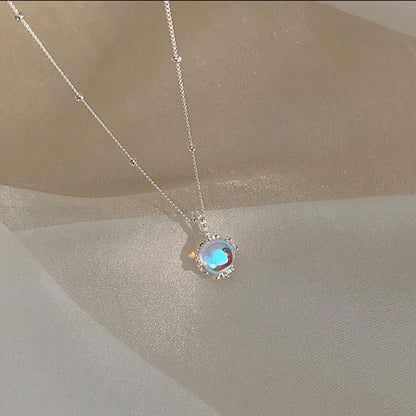 Elegant 925 silver necklace featuring a gradient moonstone