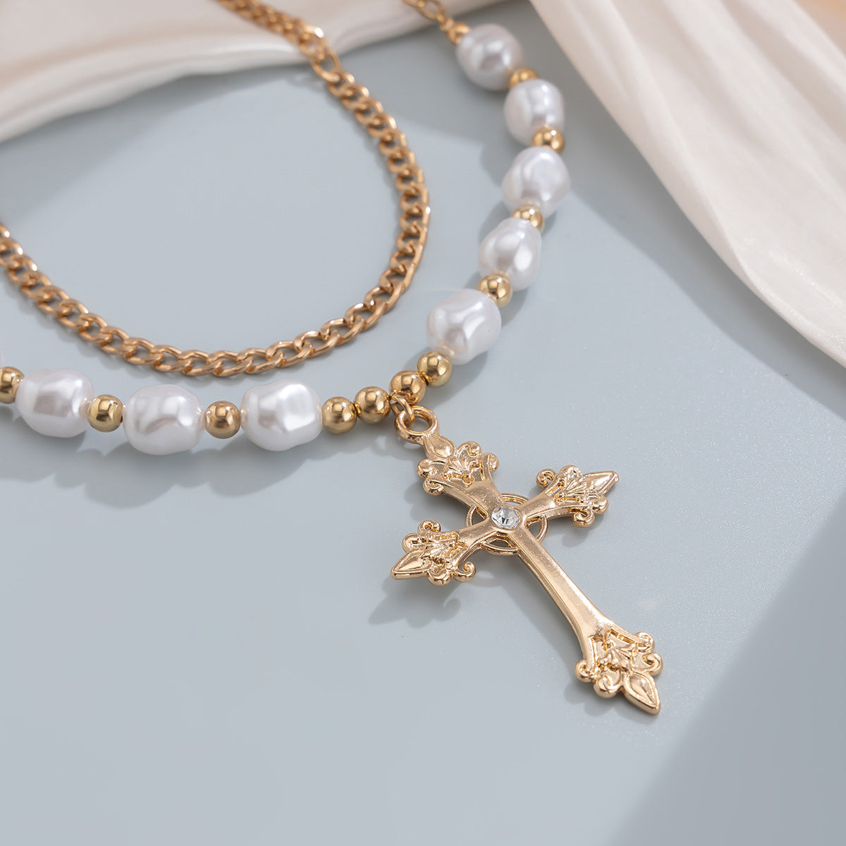 Chic pearl necklace featuring a cross pendant