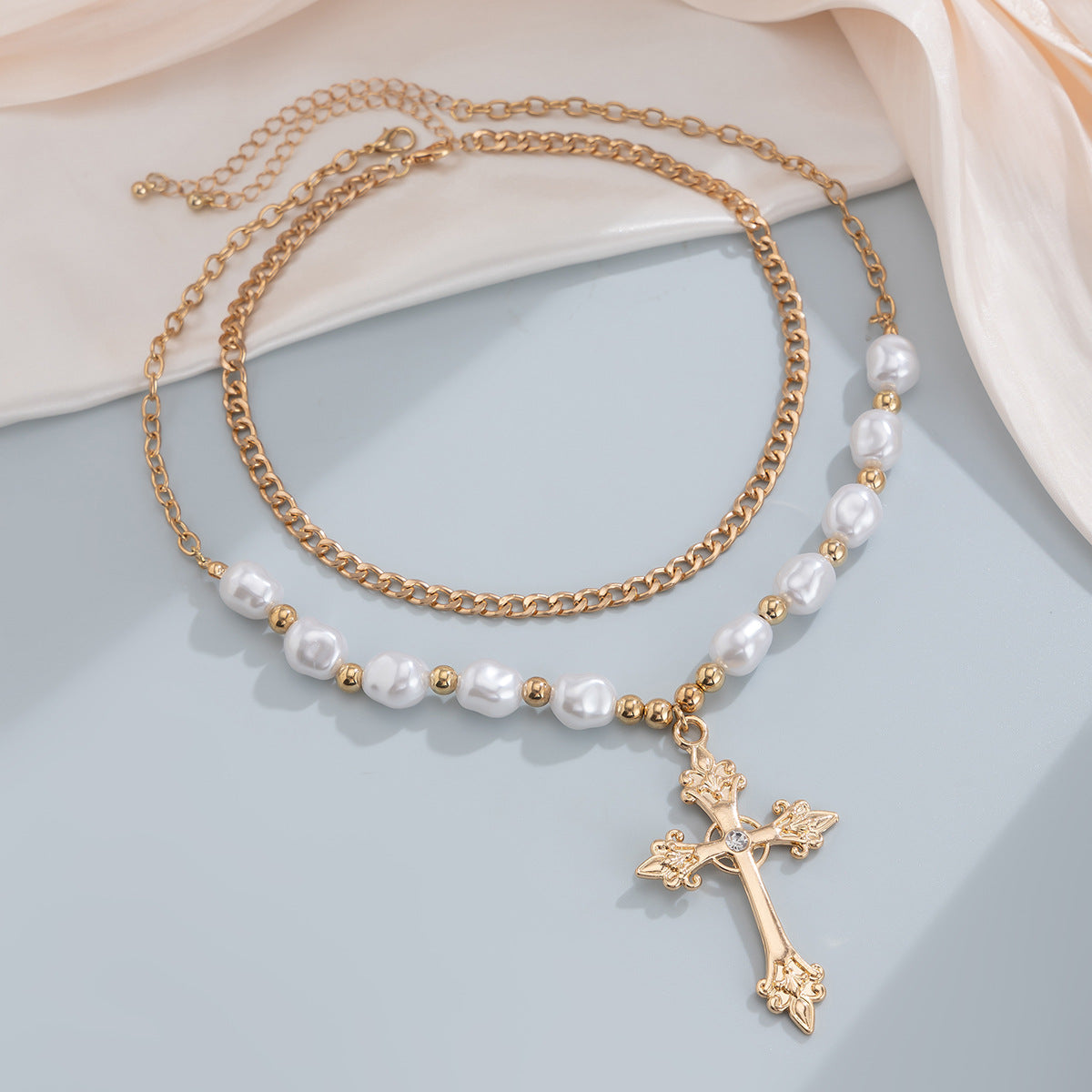 Chic pearl necklace featuring a cross pendant