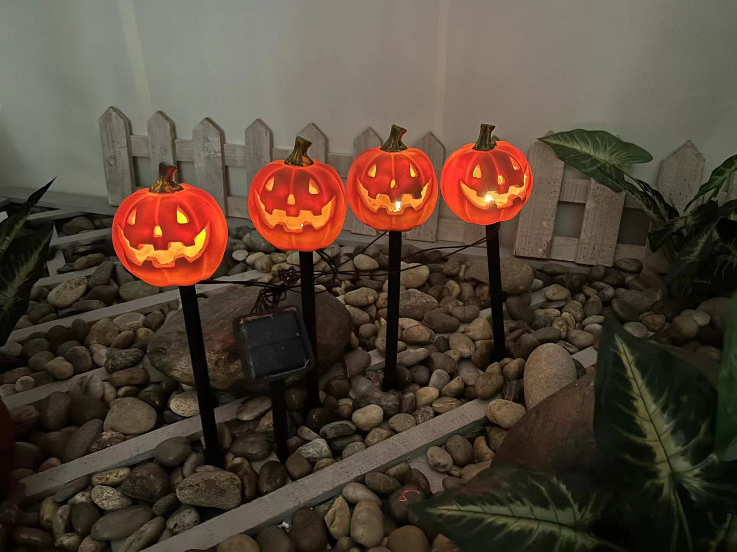 "Solar-powered outdoor Halloween pumpkin lamp for courtyard decoration, featuring a spooky design and festive lighting for Halloween."