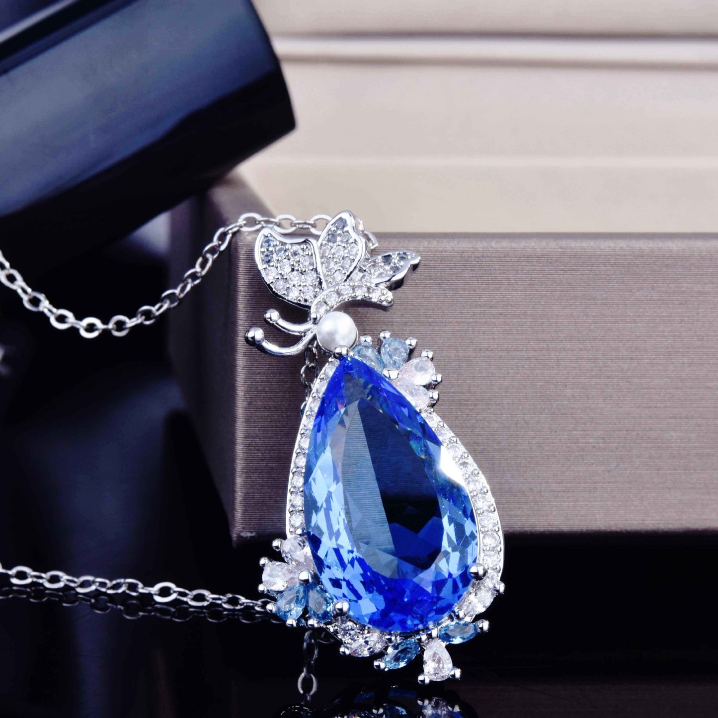 Elegant water drop sky necklace with European and American design